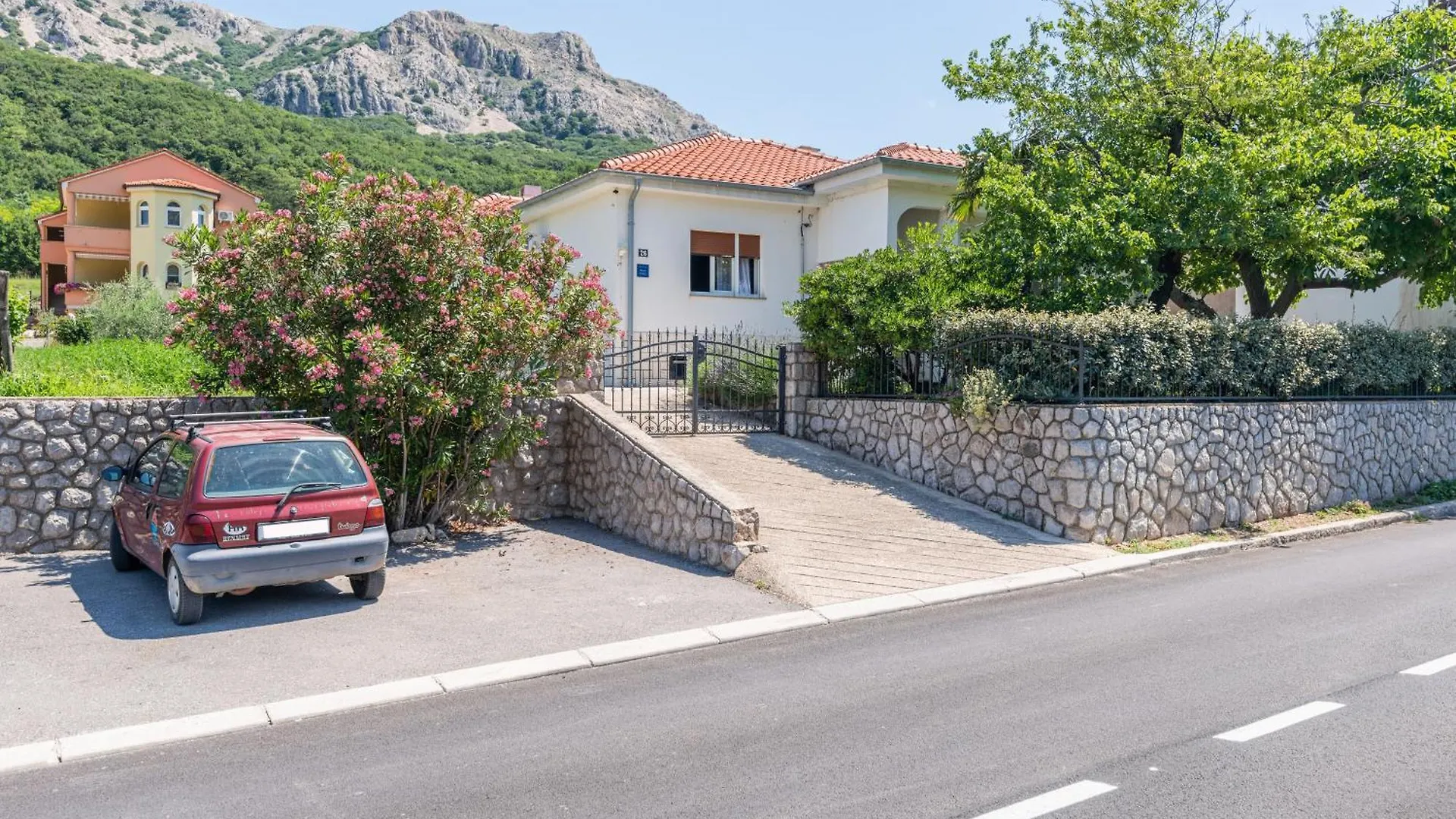 Apartments And Rooms With Parking Space Jurandvor, Krk - 23362 בית הארחה Jurandvor